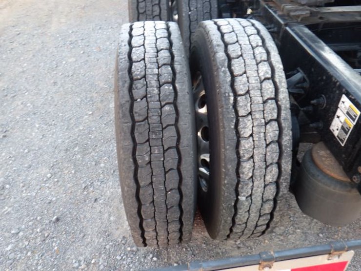 2017-peterbilt-587-image-16