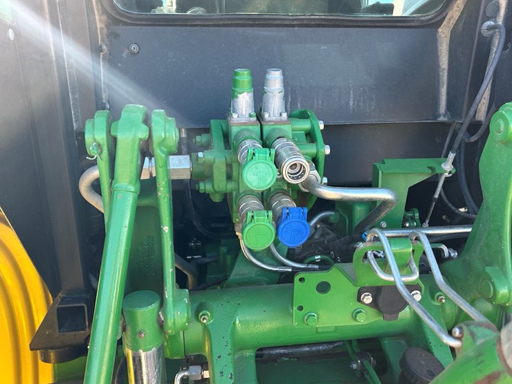 john-deere-6105e-image-8