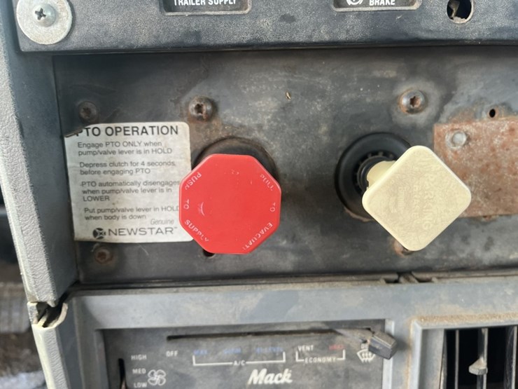 #1556-•-1999-mack-e7-460-day-cab-truck-tractor-image-44