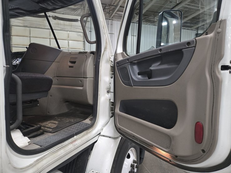 #2298-•-2015-freightliner-cascadia-day-cab-truck-tractor-image-57