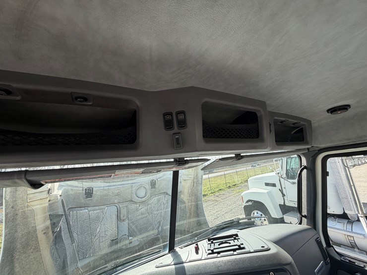 2016-mack-pinnacle-cxu613-image-32