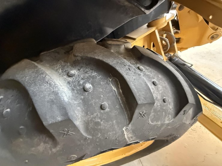 2018-caterpillar-420f2-image-25