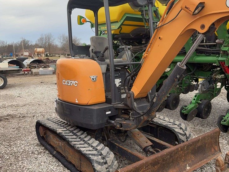 2018-case-cx37c-image-4