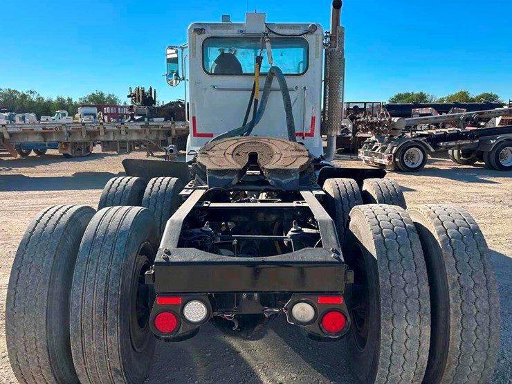 2016-peterbilt-365-image-13