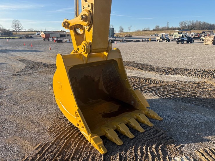 2021-caterpillar-330-image-42