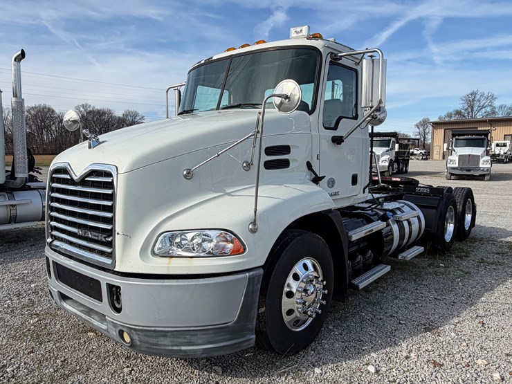 2016-mack-pinnacle-cxu613-image-1
