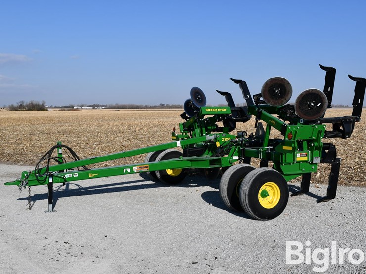 2024-john-deere-2100-image-1