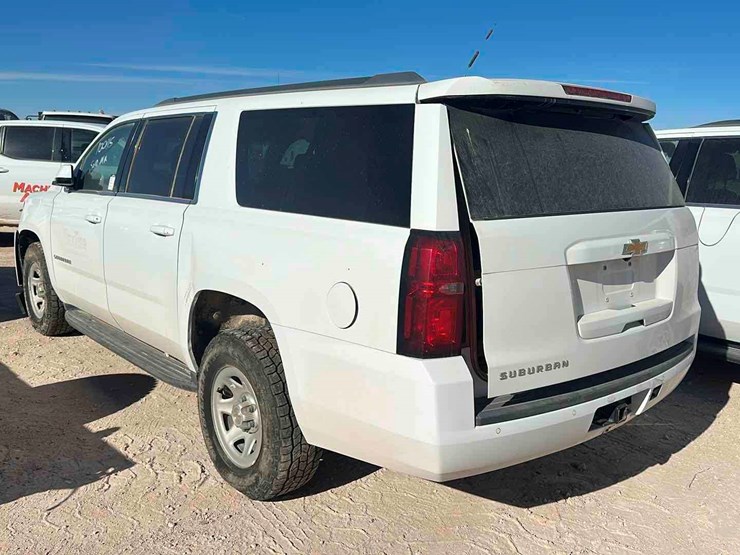 2017-chevrolet-suburban-image-4