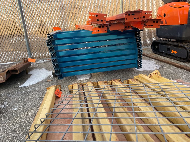 #4072-•-(8)-pallet-rack-uprights-and-(8)-beams-(09)-image-14