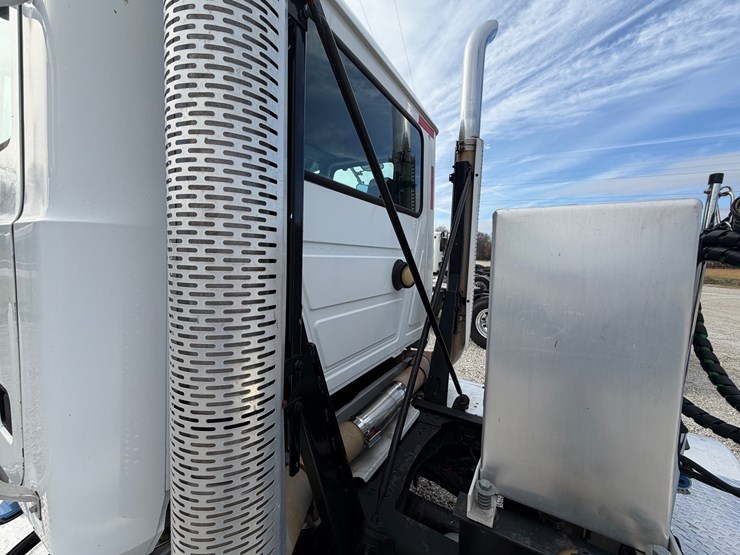 2014-mack-pinnacle-chu613-image-7