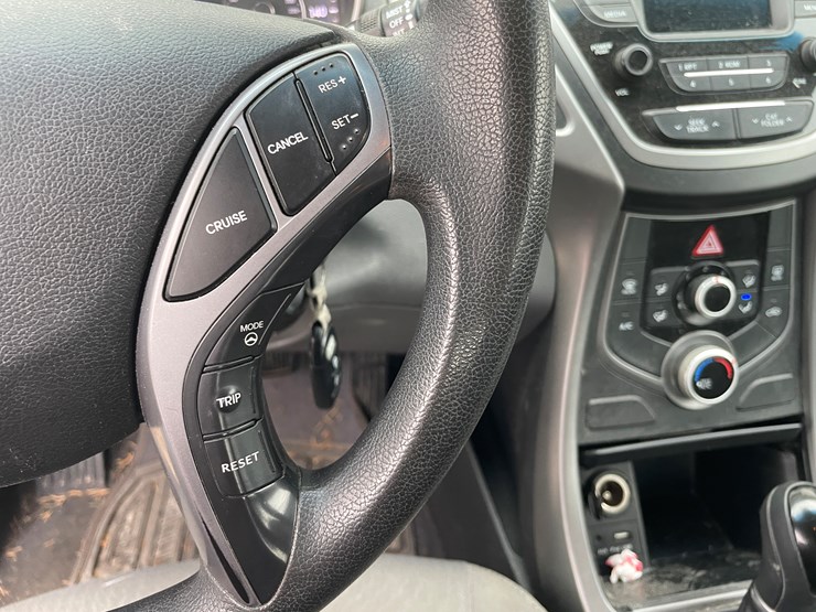 #1048-•-2015-hyundai-elantra-sedan-(has-wi-title)-image-16