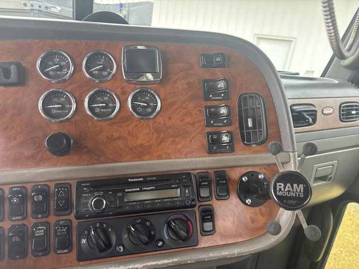 2006-peterbilt-379-image-32