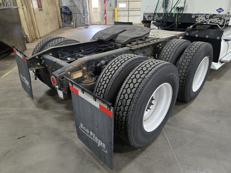 #2298-•-2015-freightliner-cascadia-day-cab-truck-tractor-image-27