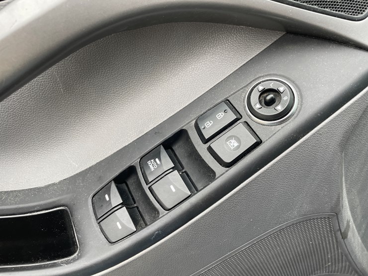 #1048-•-2015-hyundai-elantra-sedan-(has-wi-title)-image-23