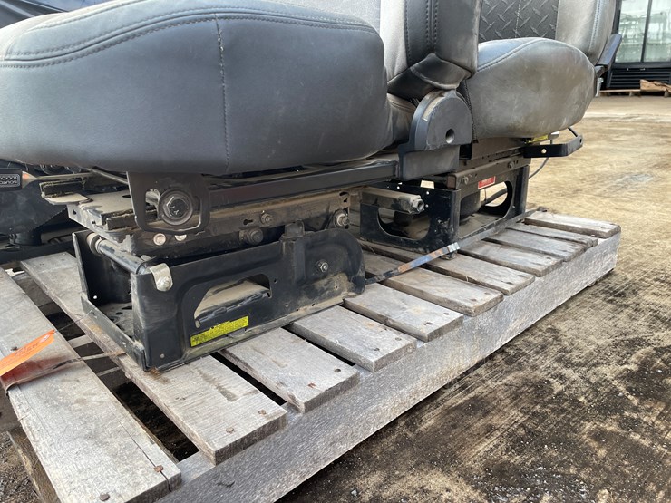 #1319-•-(4)-air-ride-seats-image-3