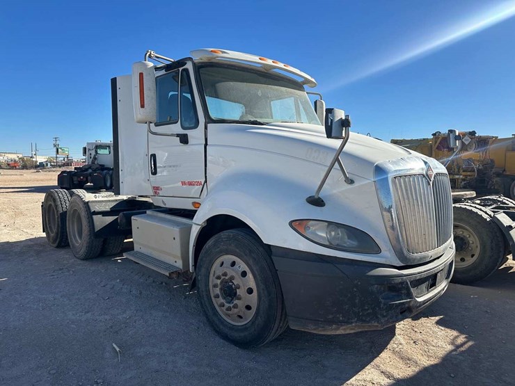 2017-international-lf687-daycab-image-3