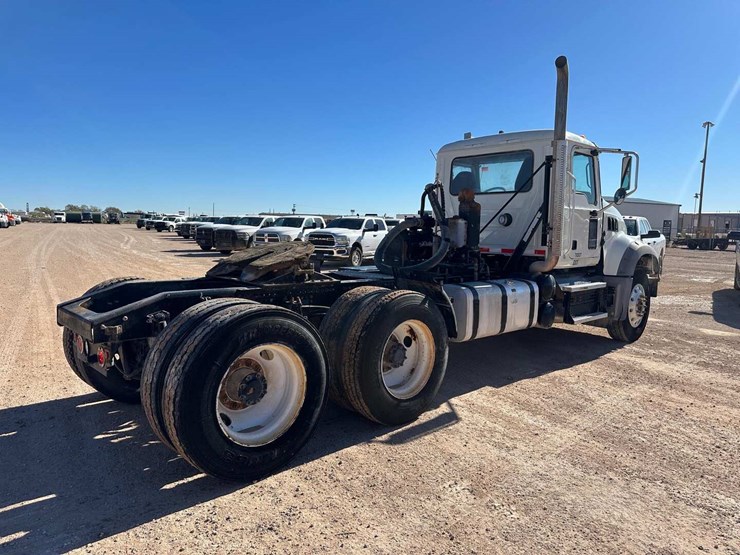 2020-mack-granite-image-4