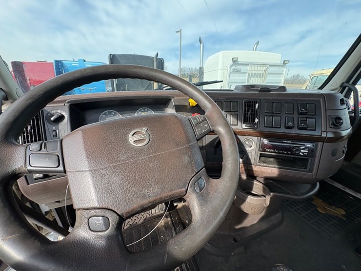 #30707-•-2016-volvo-single-axle-truck-tractor-image-7