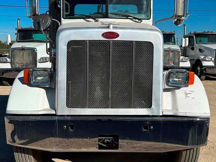2016-peterbilt-365-image-16