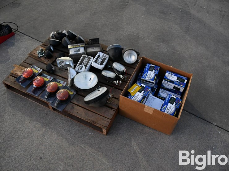 pallet-of-different-types-of-lights-image-1