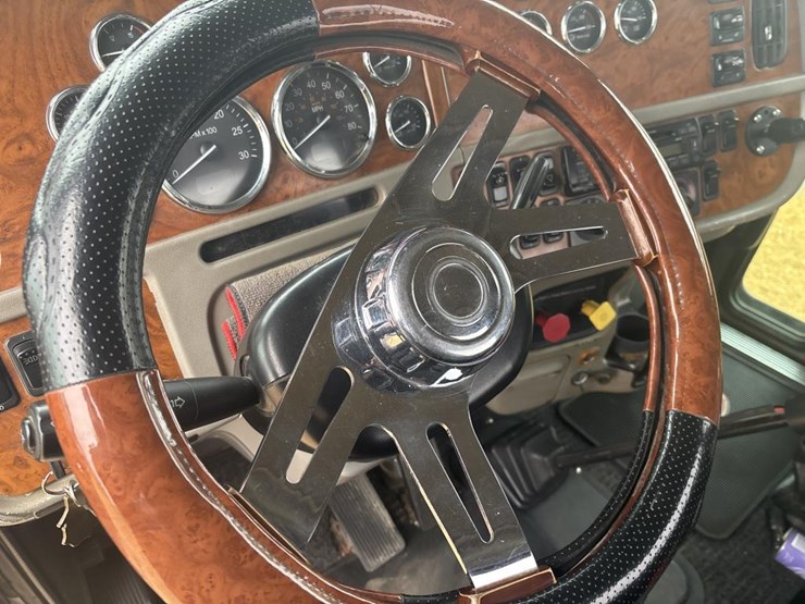 2006-peterbilt-379-image-39