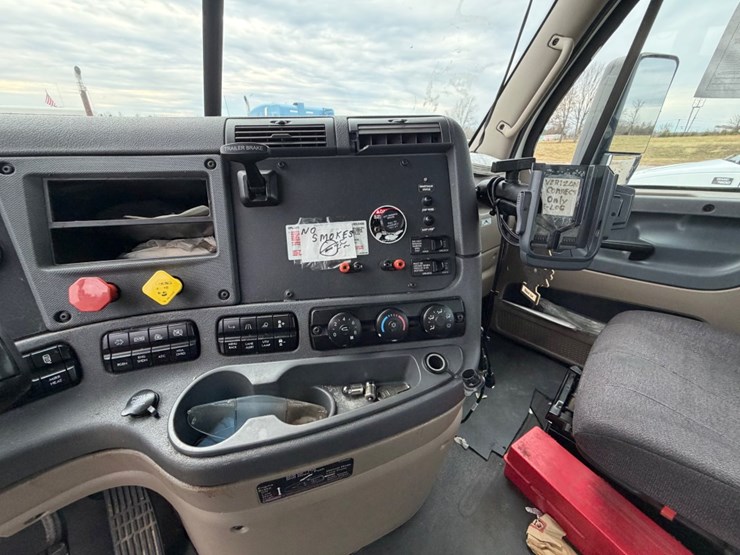 #30502-•-2018-freightliner-cascadia-tandem-axle-truck-tract-image-24