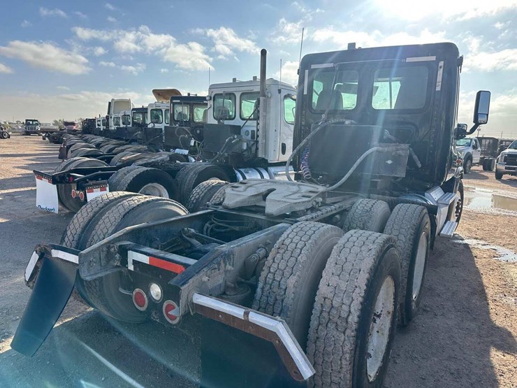 2013-freightliner-cascadia-image-2