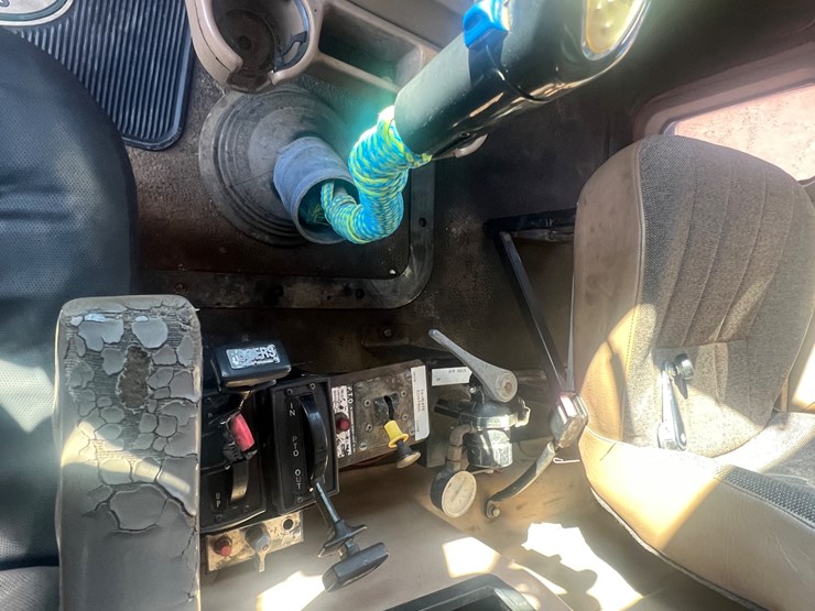 2004-mack-granite-cv713-image-22