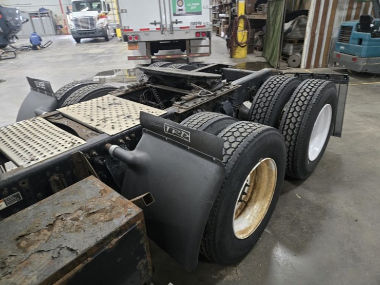 #2298-•-2015-freightliner-cascadia-day-cab-truck-tractor-image-25