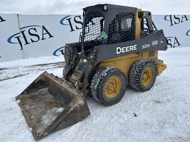 deere-320e-image-1