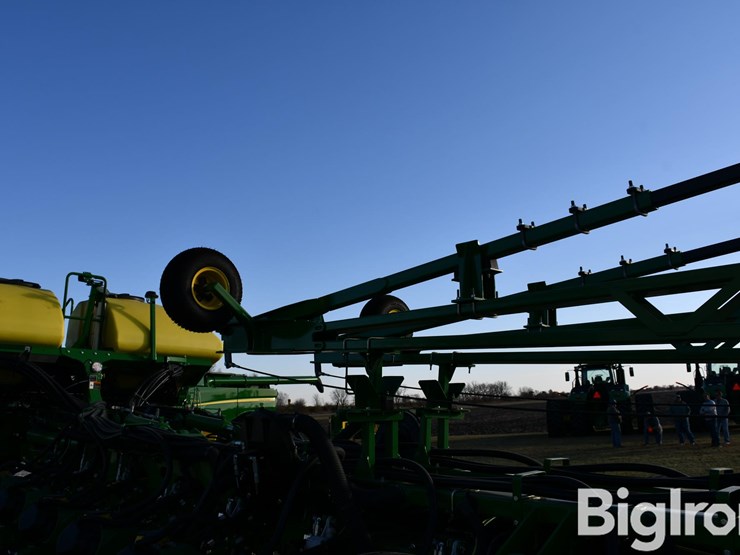 2020-john-deere-1775nt-image-19