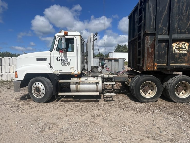 #1556-•-1999-mack-e7-460-day-cab-truck-tractor-image-2