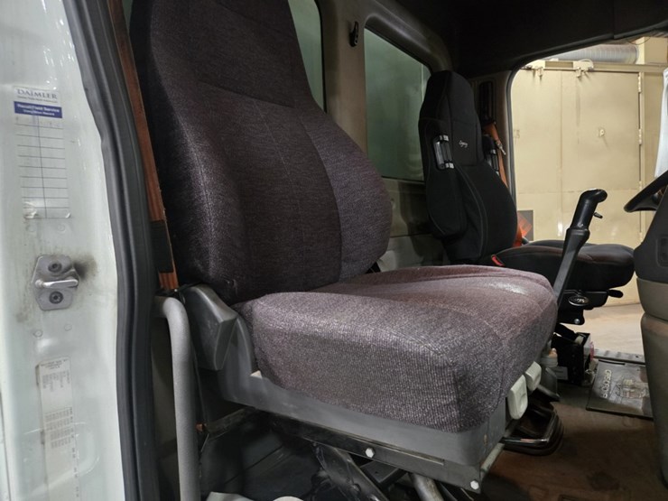 #2298-•-2015-freightliner-cascadia-day-cab-truck-tractor-image-59