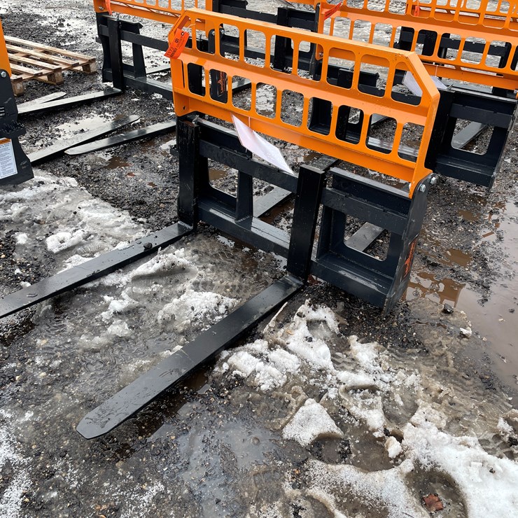 #1172 • Unused Landhonor Pallet Fork