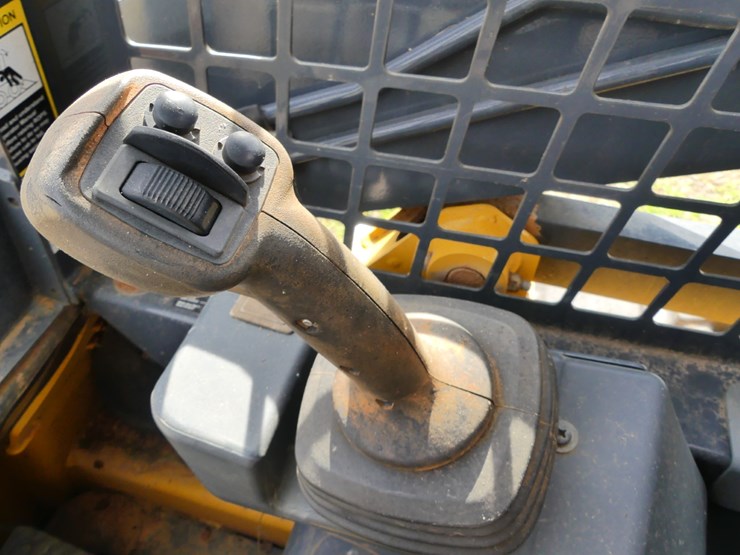 2020-deere-317g-image-14