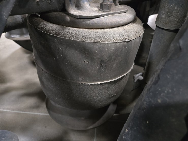 #2298-•-2015-freightliner-cascadia-day-cab-truck-tractor-image-46