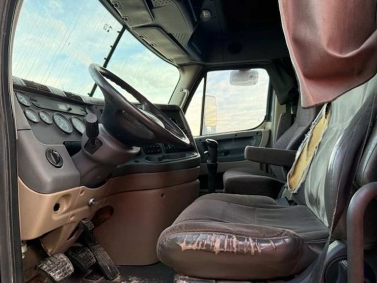 2009-freightliner-cascadia-image-6