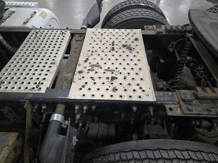 #2298-•-2015-freightliner-cascadia-day-cab-truck-tractor-image-36