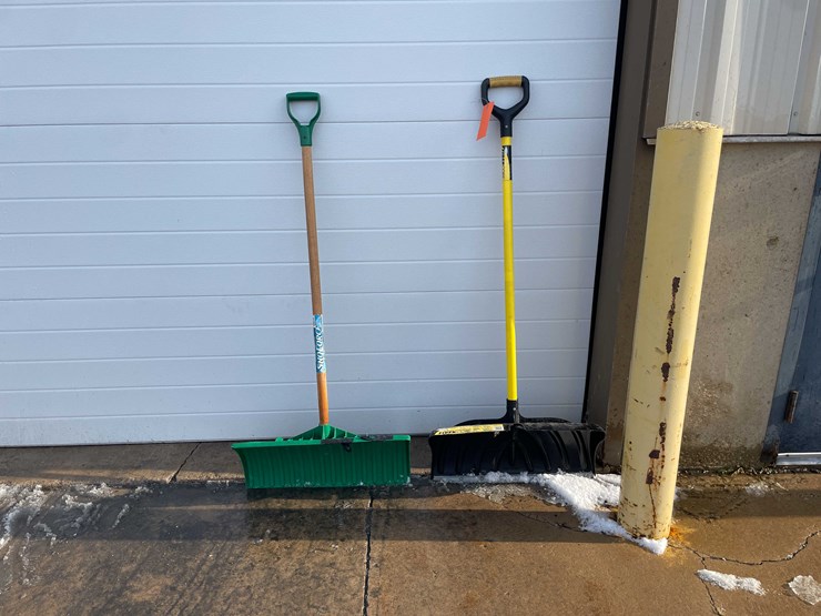 #4079-•-snow-shovels-(o3)-image-1