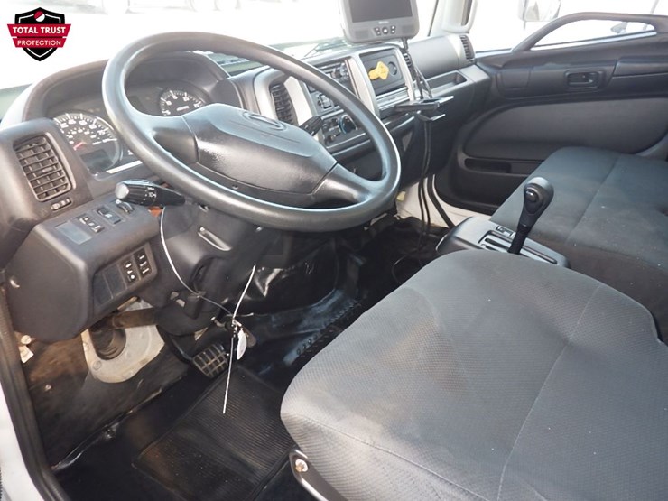 2020-hino-268a-image-10