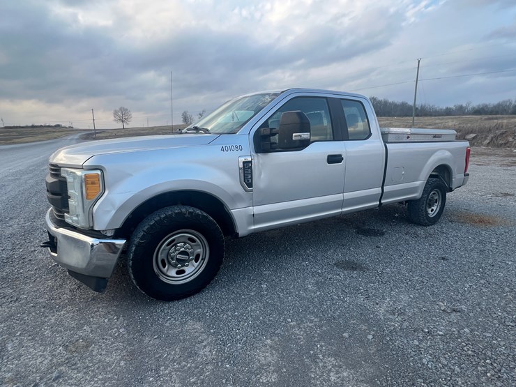 2017-ford-f250-xl-image-1