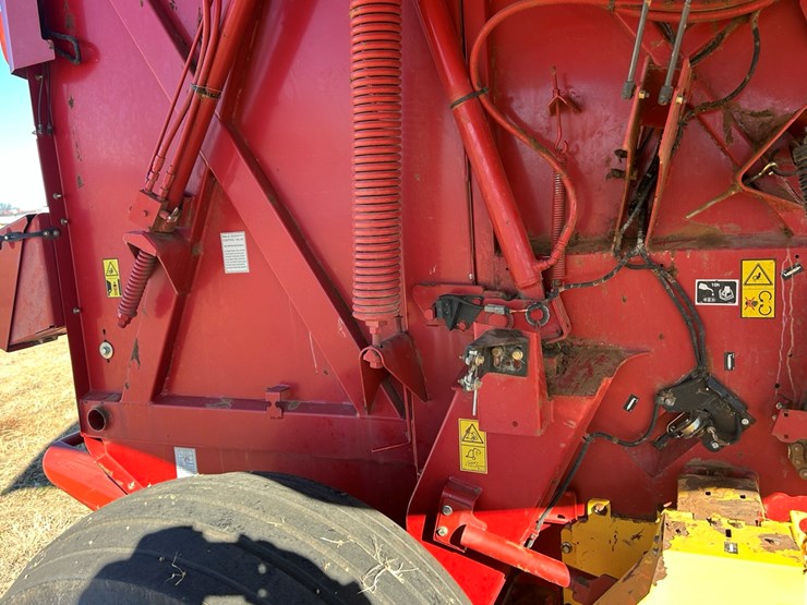 #87-•-2015-new-holland-rb560-image-24