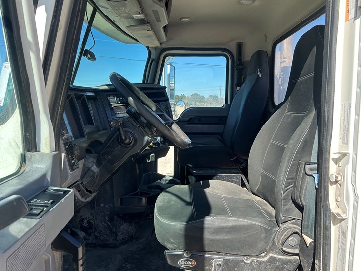 2020-mack-gr64ft-daycab-image-7