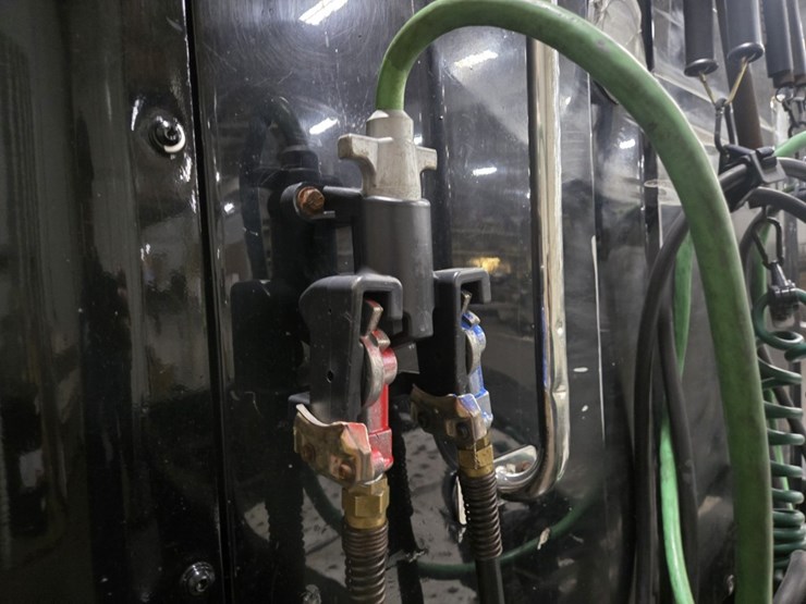 #2295-•-2016-freightliner-cascadia-day-cab-truck-tractor-image-32