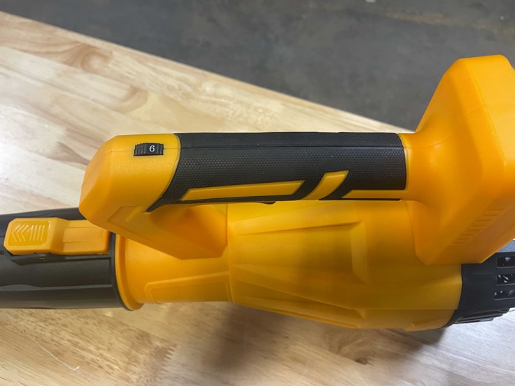 #2032-•-dewalt-style-21v-cordless-leaf-blower-with-(2)-li-ion-batteries-and-charger-(pr12)-image-7