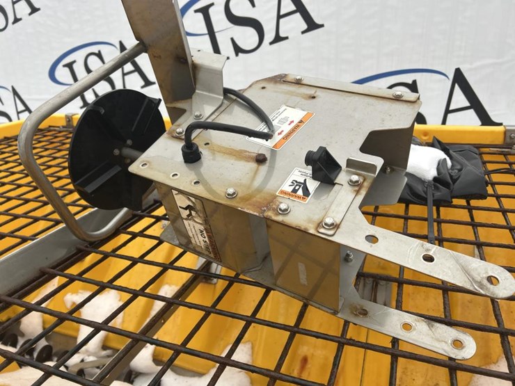 #5004-•-snowex-tailgate-hopper-salt/sand-spreader-image-19