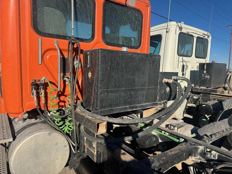 2014-freightliner-cascadia-image-6