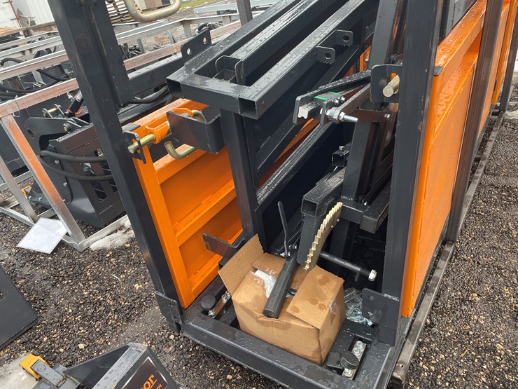 #1162-•-unused,-landhonor-10'-cattle-squeeze-chute-image-3