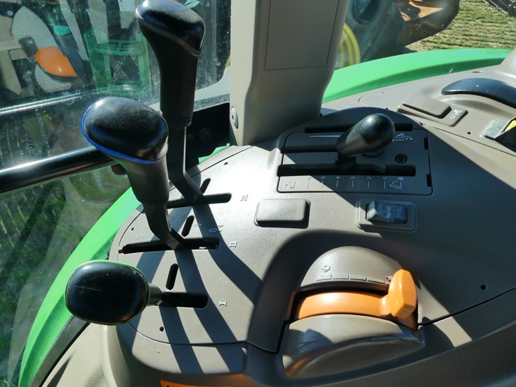 2020-john-deere-6105e-image-13