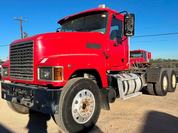 2020-mack-pinnacle-image-1